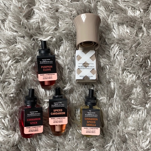 bath and body works/ white barn Other New Wallflower Plug In With 4